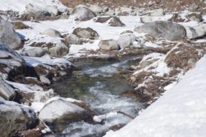 雪解け水が流れる川
