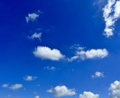 秋の青空に浮かんだ雲