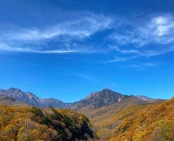 秋の山と秋の空