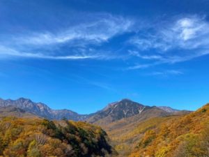 秋の山と秋の空