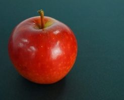 光沢のある真赤な林檎