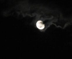 月と月にかかる雲