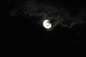 月と月にかかる雲