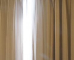 カーテンの隙間から射し込む朝日