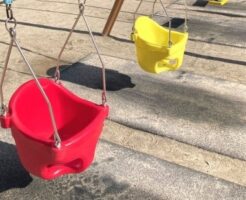 赤と黄色のブランコ