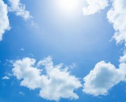 真夏の太陽と空