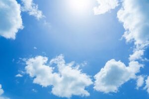 真夏の太陽と空